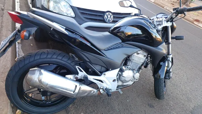 Vende-se essa moto CB 300 ano 2010<br><br>Documentação OK <br>Só transferir <br><br>Valor 14.000 mil<br>