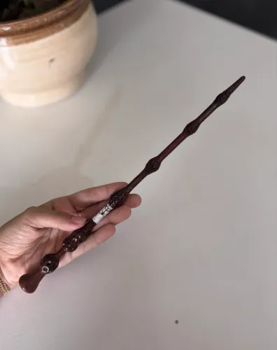 Réplica da Varinha das Varinhas (Elder Wand) do universo Harry Potter.