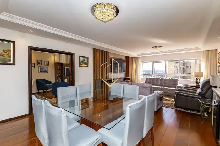 Apartamento com 4 quartos e 2 vagas em localização privilegiada no Bigorrilho