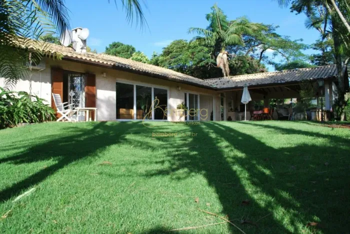 Casa no Bolsão de Interlagos para quem gosta de cuidar de jardim e relaxar a beira da pisc