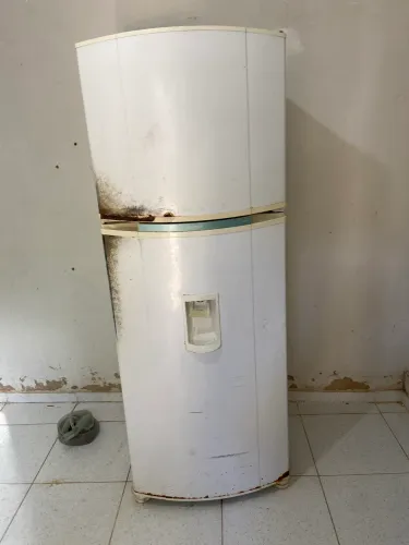 Geladeira biplex - comsul com desfeito no compressor, ela tem 1, 80 de comprimento