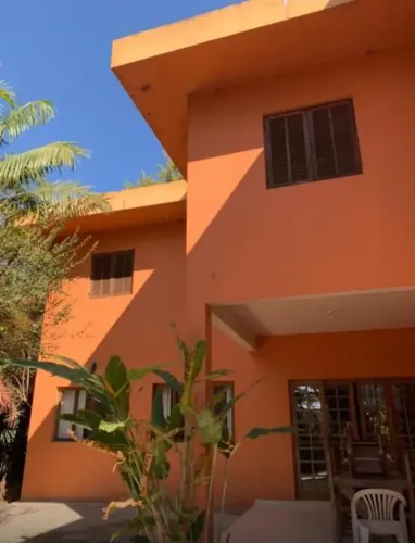 Casa de Condomínio Próxima ao Shopping Granja Vianna com 4 quartos e belo jardim com árvor