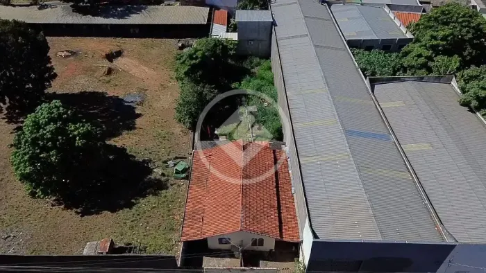 Lote com construção no bairro Jardim Serrano codigo: 326698