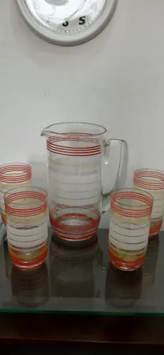 Jarra com 4 copos antigos