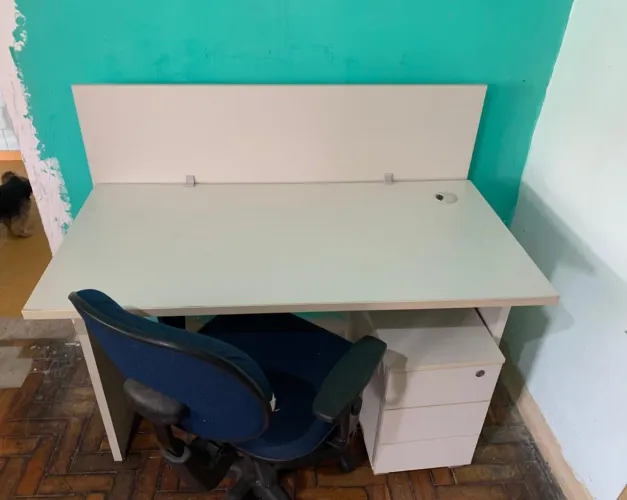 Mesa de Escritório com Gaveteiro + Cadeira - R$ 350