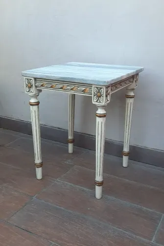 Mesa lateral antiga de madeira com tampo de mármore 