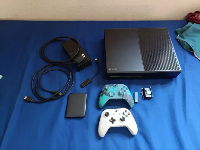 Vendo console Xbox One (modelo original/fat) em excelente estado de conservação