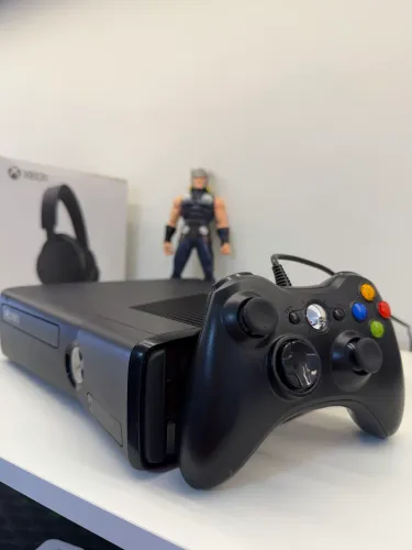 Xbox 360 super slim ,aparelho todo perfeito ,completo e funcionando tudo