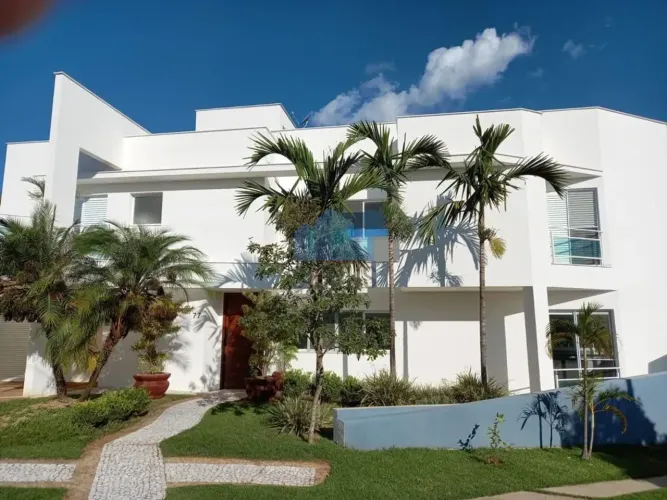 Linda casa à venda em condomínio fechado em Valinhos-SP!