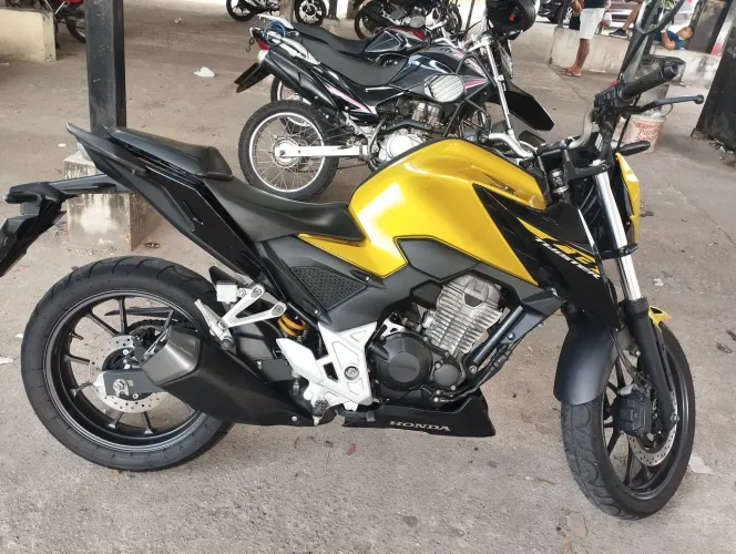 Vendo cb 300 tuister ano 2023