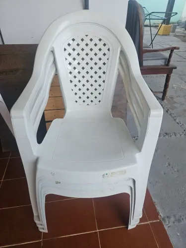 Cadeira plástica branca com braço R$ 50 a unidade