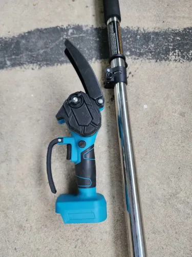 Tesoura de poda e motosserra a bateria