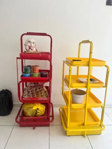 Estante prateleira amarela e vermelha