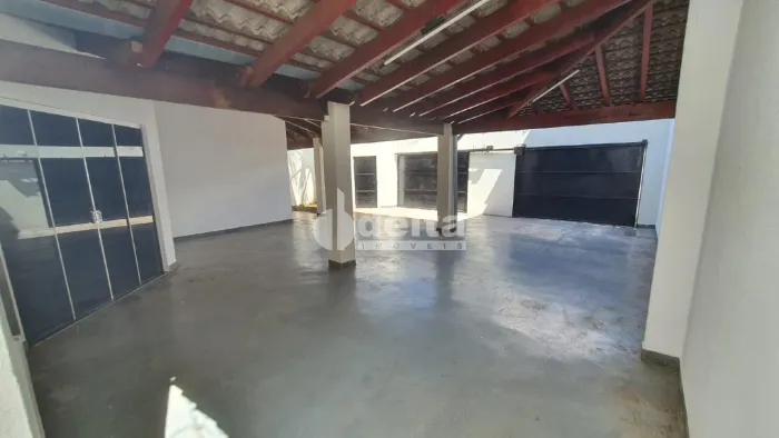 Casa residencial com 3 quartos sendo 1 suíte disponível para locação no Santa Rosa em Uber