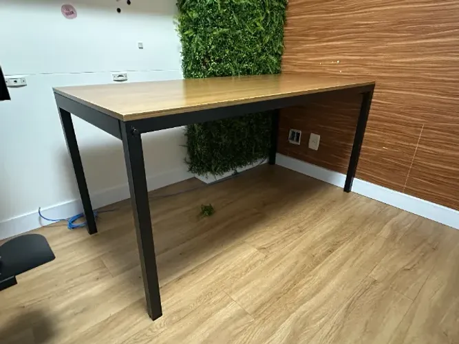 Mesa 160x75cm tok stok metric base preta tampo madeira freijó