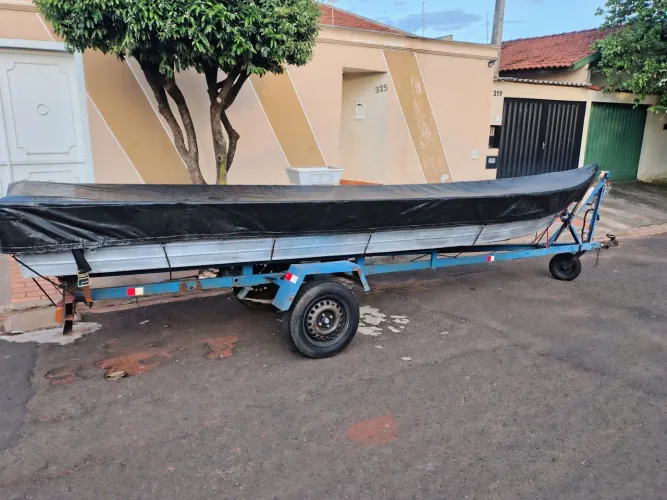 Barco e carreta rodoviária 