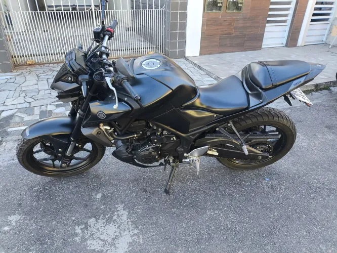 Moto MT03 preta