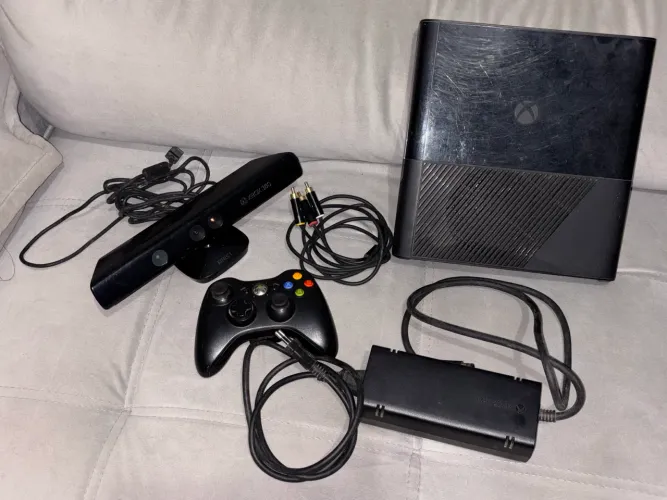 Xbox 360 preto com controle e kinect