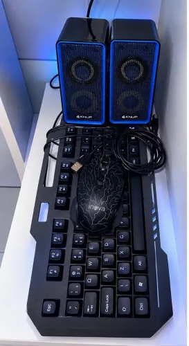 Kit gamer completo, teclado mouse e caixas de som, todos emitem luz RGB