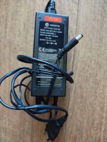 Fonte de alimentação de energia 12V 4A, plug P4 (conforme foto)