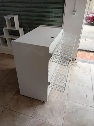 Balcão caixa com cestos aramados