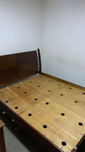 Vendo cama Queen de mogno maciço, semi nova sem colchão!