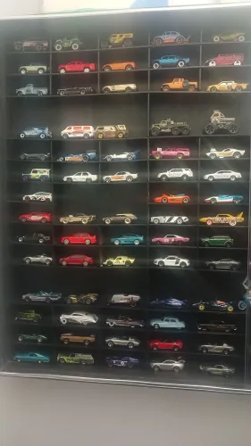 Coleção Hot Wheels com 133 Carrinhos Novos da embalagem direto para estante.