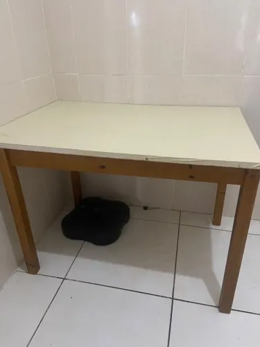 Mesa de Madeira Grande com Tampo Forrado