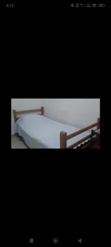 Cama de solteiro com colchão.