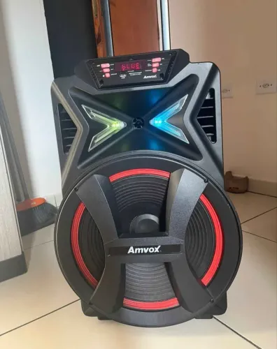 Caixa de som Amvox pancadão 700 watts... R$ 700 reais.