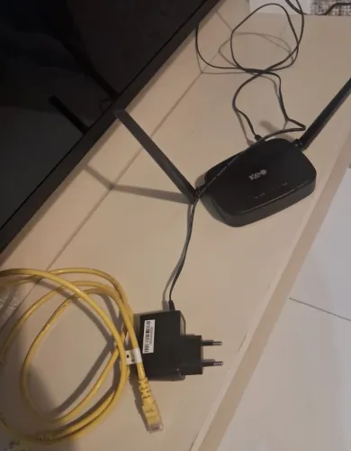 Roteador Wi-Fi com cabo de Internet novos