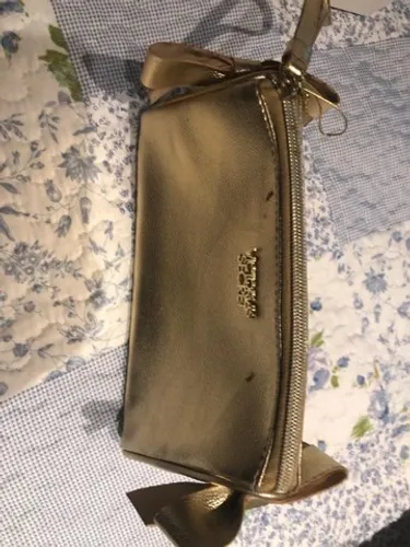 Necessaire e clutch Victoria?s Secret dourada 