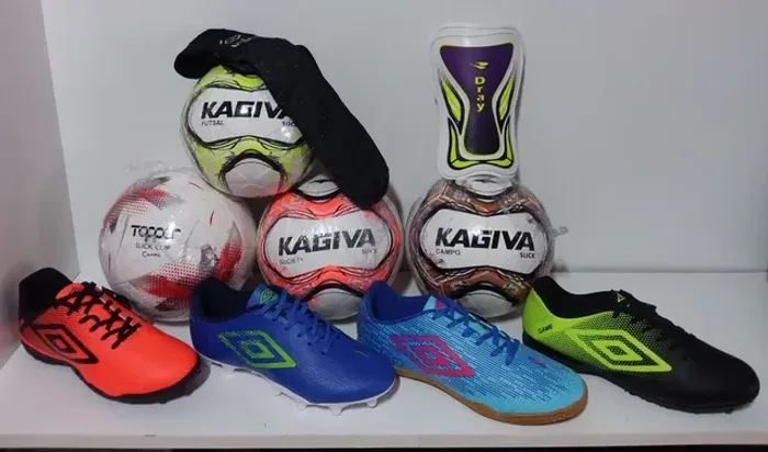 Chuteira Umbro campo ,socyete ou indoor kit 3 pecas chuteira+bola+meião ou caneleira scali
