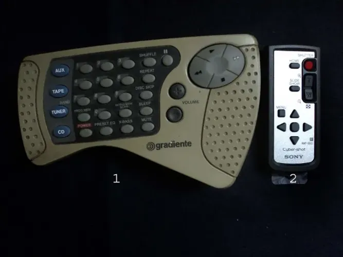Antigos Controles Remotos: Som Gradiente Tuner Tape Aux e o Sony RMT- DSC 1.