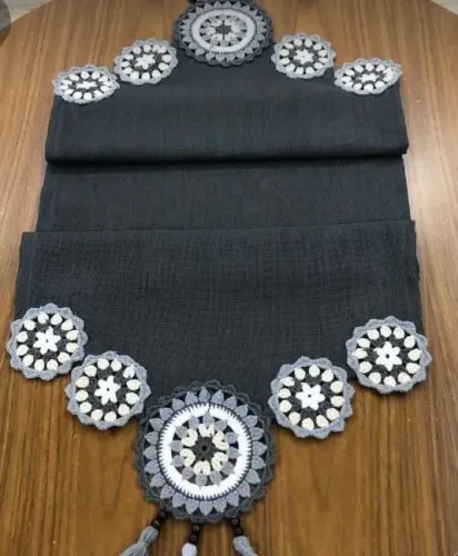 Trilho de mesa em crochê