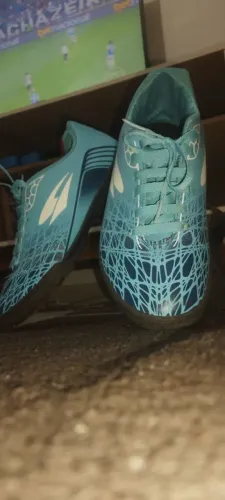 Chuteira com cravo azul e preto sem novo usado uma vez