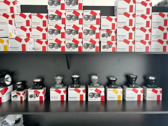 LANTERNA YANI DISPONÍVEL IDEAL PARA USO EM GARIMPO 