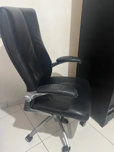 Cadeira de Escritório Executiva em Couro Preto