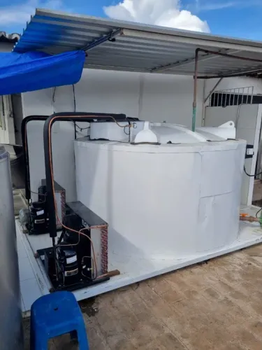 Banco de Gelo composto por um tanque de plástico sanitário, termicamente isolado, resfria