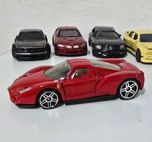 Vendo hot wheels Ferrari Enzo