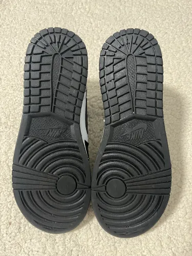 Tênis Air Jordan panda preto e branco tamanho 40.