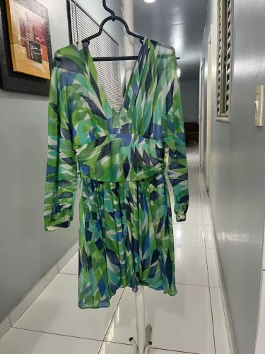 Vestido curto com tons de Verde esmeralda.  ANALISO PROPOSTA