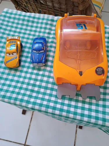 2 carrinhos de brinquedo do filme Cars