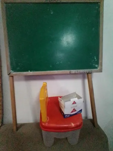 Kit escolinha quadro negro + cadeirinha + giz