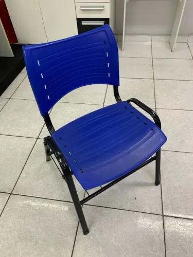 Cadeiras azuis - estrutura de metal e assento de polipropileno