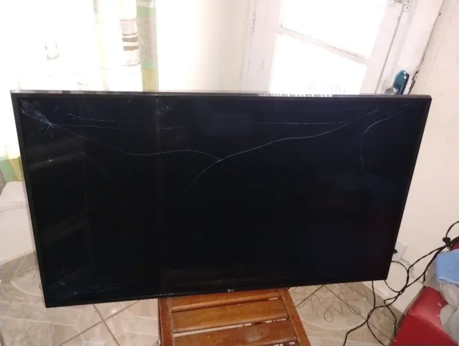 TV LG LED SMart 49 Polegadas Modelo 49LJ5550 defeito tela trincada ligando