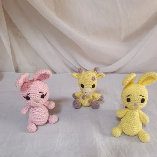 Pelúcias de crochê - Girafa, coelhinha e gatinha