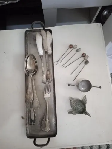 Bandeja com talheres e outros utensílios banhados em prata