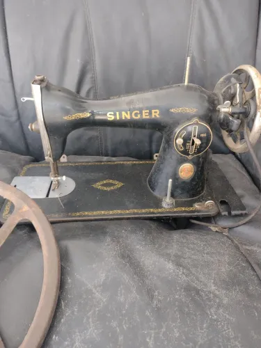 Máquina de Costura Singer Antiga, precisa de manutenção e restauração