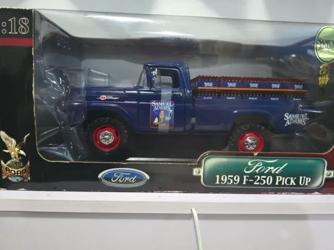 Miniatura 1:18 Ford F-250 Samuel Adams edição rara com engradado de cerveja
